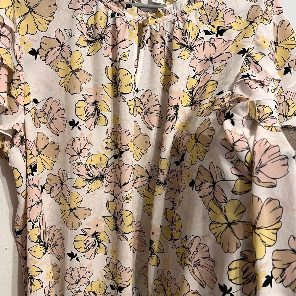 LIZ CLAIBORNE Blouse.  . Ruffled with butterflies. XL. Yellow pink white New
